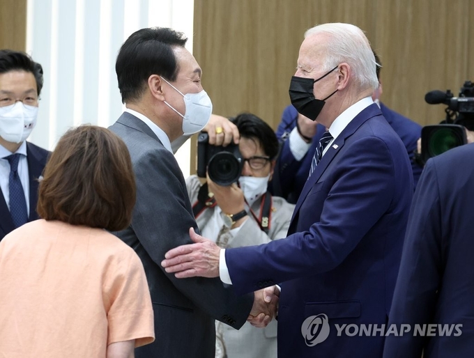 악수하는 한미 정상 취임 후 한국을 첫 방문한 조 바이든 미국 대통령이 20일 오후 경기도 평택시 삼성전자 반도체공장을 방문, 윤석열 대통령과 인사하고 있다. 2022.5.20 