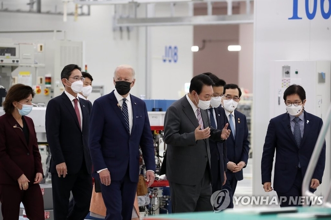 삼성전자 반도체 공장 시찰하는 한미 정상 / 취임 후 한국을 첫 방문한 조 바이든 미국 대통령이 윤석열 대통령과 20일 오후 경기도 평택시 삼성전자 반도체공장을 방문, 공장을 시찰하고 있다. 2022.5.20 j