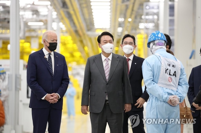 한미 정상, 삼성전자 반도체 공장 시찰 / 취임 후 한국을 첫 방문한 조 바이든 미국 대통령이 윤석열 대통령과 20일 오후 경기도 평택시 삼성전자 반도체공장을 방문, 이재용 부회장의 안내를 받으며 공장을 시찰하고 있다. 2022.5.20 j