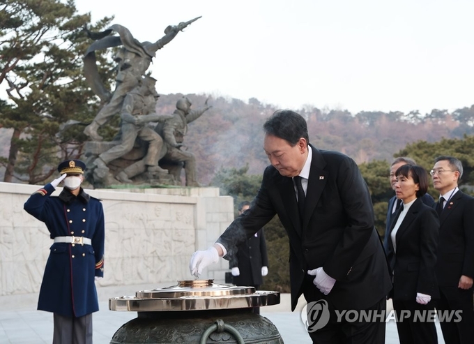 분향하는 윤석열 대통령<br>
분향하는 윤석열 대통령 (서울=연합뉴스) 임헌정 기자 = 윤석열 대통령이 계묘년(癸卯年) 새해 첫날인 1일 서울 동작구 국립서울현충원을 찾아 현충탑을 참배하며 분향하고 있다. 2023.1.1