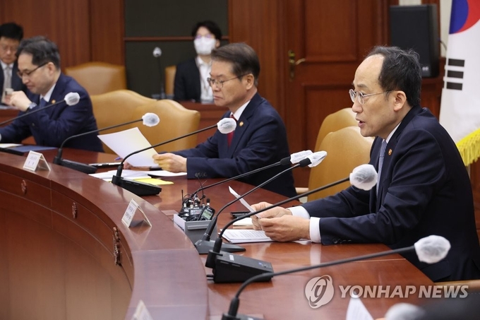 추경호 경제부총리 겸 기획재정부 장관이 6일 정부서울청사에서 열린 비상경제장관회의를 주재하고 있다