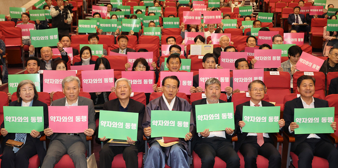 사회연대노동조합연맹 주최로 4일 오후 서울 여의도 국회 의원회관에서 열린 ‘약자와의 동행 연대협약식’에서 이정식 고용노동부 장관, 김동명 한국노총 위원장, 김호일 대한노인회장, 더불어민주당 김영배 의원 등 참석자들이 약자와의 동행 피켓을 들어 보이고 있다. 연합뉴스