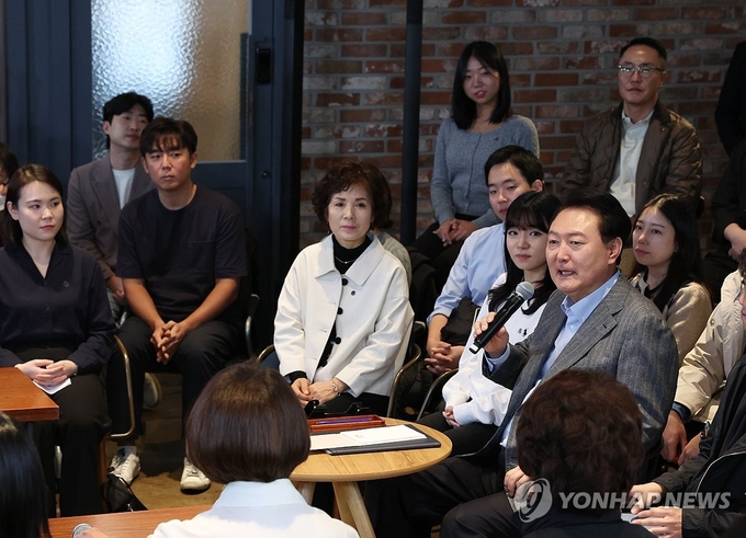 윤석열 대통령이 지난 1일 서울 마포구 한 카페에서 주부, 회사원, 소상공인 등 이 참석한 가운데 열린 제21차 비상경제민생회의에서 인사말을 하고 있다. 출처 : 연합뉴스