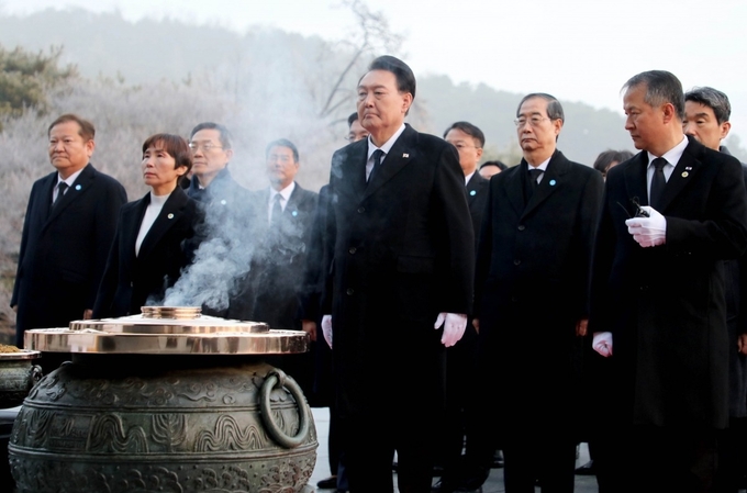 윤석열 대통령이 갑진년(甲辰年) 새해 첫날인 1일 국립서울현충원을 찾아 참배하고 있다. 2024.1.1. 대통령실사진기자단