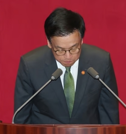 최상목 경제부총리 겸 기획재정부장관이 1일 오후 국회 본회의에서 2025년도<br>
제1회 추가경정예산안이 통과되자 정부측 인사를 하고 있다.
