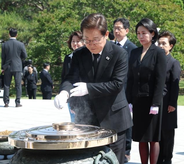 현충원을 참배하는 이재명 대통령 내외 