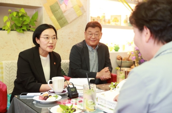 한성숙 중소벤처기업부 장관이 대전 골목형 상점가에 위치한 소상공인 카페에서 대화 모습. (사진=중소벤처기업부)