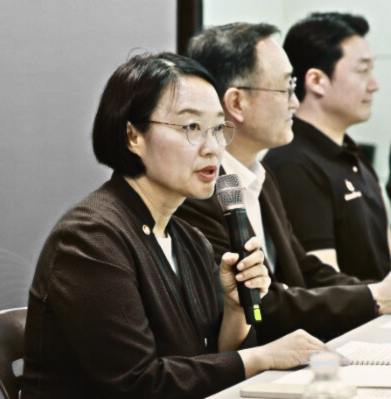 한성숙 중소벤처기업부 장관이 30일 오후 서울 종로구 소상공인시장진흥공 서울중부센터에서 열린'소상공인 회복과 안전망 확충을 위한 릴레이 간담회'에서 인사말 하는 모습