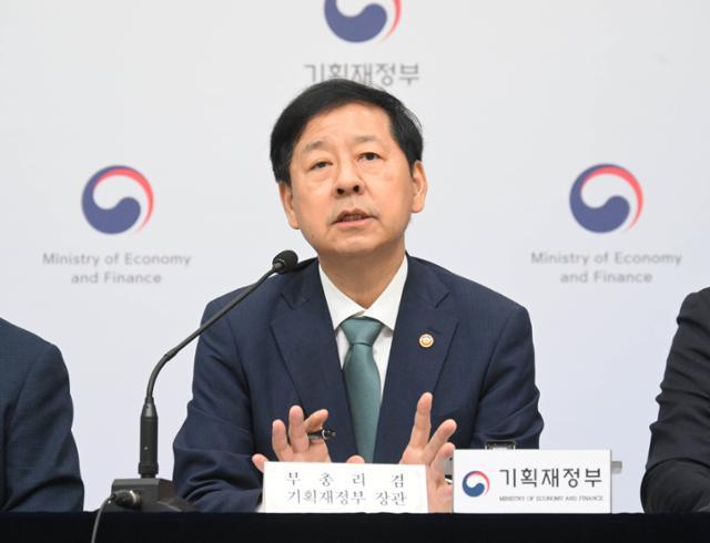 구윤철 부총리 겸 기획재정부 장관이 28일 정부세종청사 중앙동에서 열린 '2026년 예산안' 상세브리핑에서 발표하고 있다. 기획재정부 제공