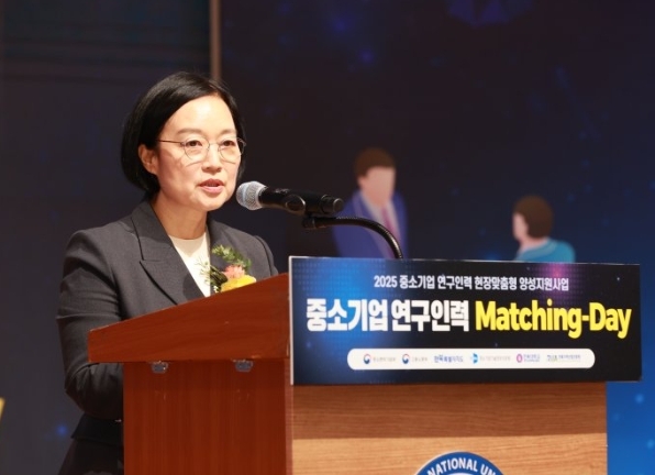한성숙 중소벤처기업부 장관이 11일 전주 전북대학교에서 열린 '중소기업 연구인력 매칭데이'에서 인사말을 하고 있다. 중소벤처기업부 제공