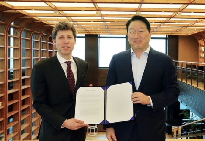 1일 최태원 SK그룹 회장과 샘 올트먼 오픈AI 최고경영자(CEO)가 서울 종로구 SK서린빌딩에서 메모리 공급 의향서 및 서남권 AI 데이터센터 협력에 관한 양해각서(MOU)를 체결했다. 사진 SK그룹