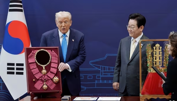 이재명 대통령이 29일 경북 경주박물관에서 도널드 트럼프 미국 대통령에게 무궁화 대훈장을 수여하는 장면