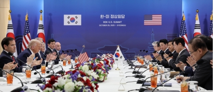 이재명 대통령과 도널드 트럼프 미국 대통령이 29일 경북 경주박물관에서 한미 정상회담을 하고 있다