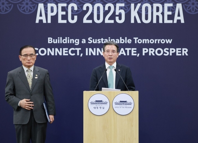 위성락 국가안보실장과 김용범 정책실장이 29일 경북 경주 APEC 미디어센터에서 한미 정상회담 관련 브리핑을 하고 있다