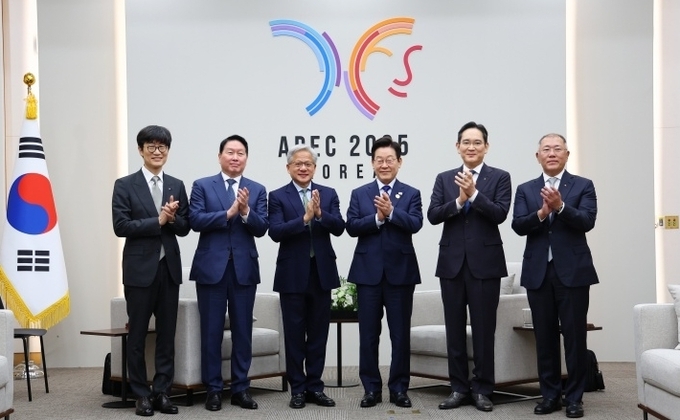이재명 대통령이 31일 APEC 정상회의장인 경주화백컨벤션센터에서 젠슨 황 엔비디아 최고경영자 접견에 앞서 국내 기업 대표들과 함께 기념촬영. 왼쪽부터 이해진 네이버 이사회 의장, 최태원 SK그룹 회장, 젠슨 황, 이재명 대통령, 이재용 삼성전자 회장, 정의선 현대차그룹 회장