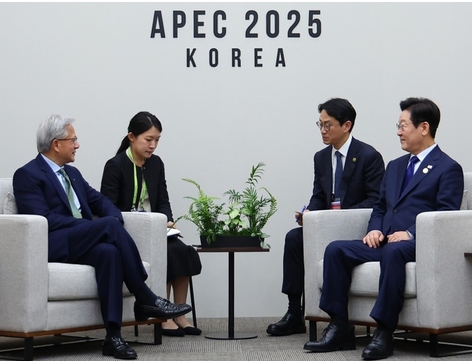 이재명 대통령이 31일 APEC 정상회의장인 경주화백컨벤션센터에서 젠슨 황 엔비디아 최고경영자를 접견하고 있다