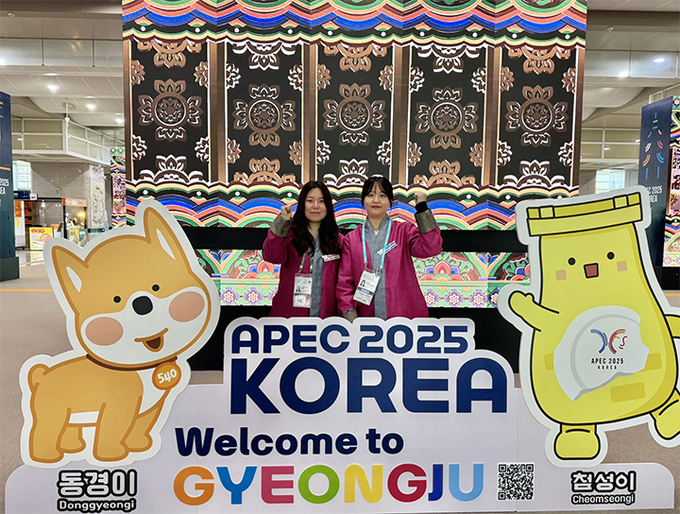 APEC 2025 자원봉사자 함경림, 한다경씨가 파이팅을 외치고 있다 (사진=정책브리핑)