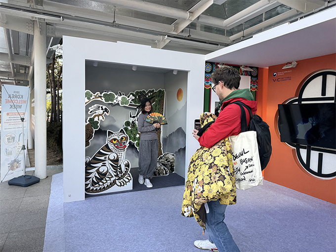 경주역 환영부스에서 사진을 찍고 있는 러시아 관광객 이리나 씨(사진=정책브리핑)