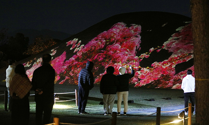 28일 경북 경주시 대릉원에서 APEC을 맞아 2025 국가유산 미디어아트 '몽화'가 전시되어 관람객들의 시선을 사로잡고 있다.