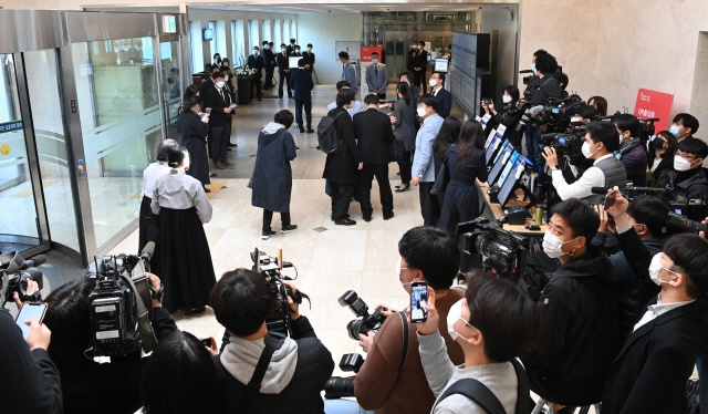 삼성서울병원 장례식장 입구에서 취재진이 삼성그룹 고 이건희 회장 빈소를 찾는 조문객들을 취재하고 있다. /연합뉴스