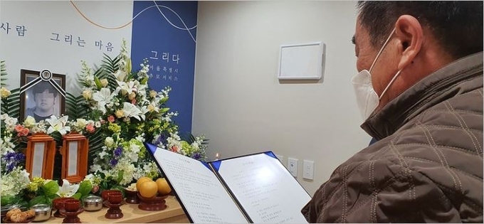 30대에 무연고 사망자의 장례에 참석한 지인이 무연고 장례에서 조사를 낭독하고 있다.