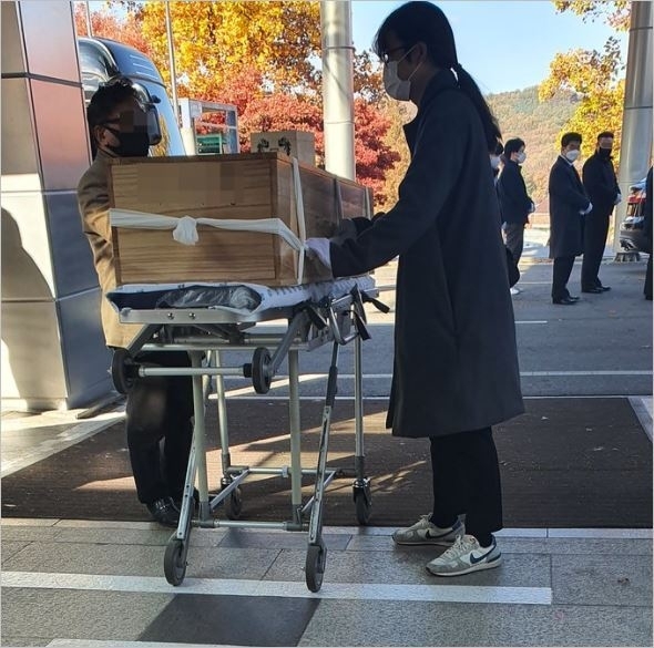 사진 : 관보도 씌우지 않은 무연고 사망자의 관