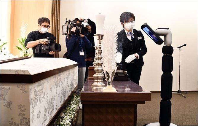 원격조종되는 아바타 로봇 장례와 조문 