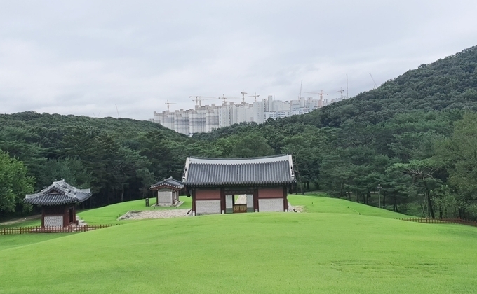 <strong>김포 장릉 근처에서 건립 중인 아파트</strong>