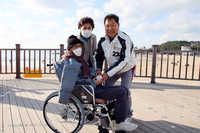 환자내외와 함께 하며 기념 야구공을 선사하는 이만수 감독