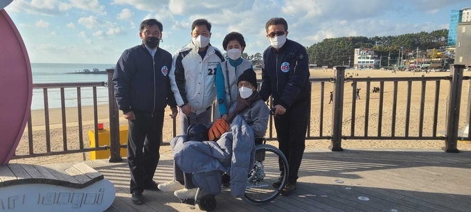 환자와 함께한 일행들(송길원목사(우), 가족 및 김안태 (주) 하늘로' 대표(좌)