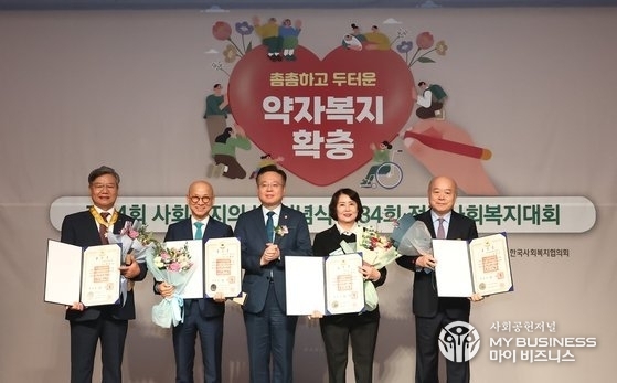 보건복지부 조규홍 장관(가운데)이 국민훈장 및 포장 수상자인 곽영수 관저종합사회복지관장(왼쪽부터), 이병관 대자인병원장, 이재화 전 충남곰두리봉사회 자원봉사자, 조성기 전 한국한센복지협회 지부장과 함께 기념촬영을 하고 있다.