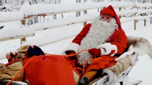 <strong>전형적인 산타클로스(로이터=연합뉴스)</strong><br>
12월 13일 핀란드 산타클로스 마을에서 산타클로스 복장의 한 할아버지가 썰매를 타고 이동하고 있다.