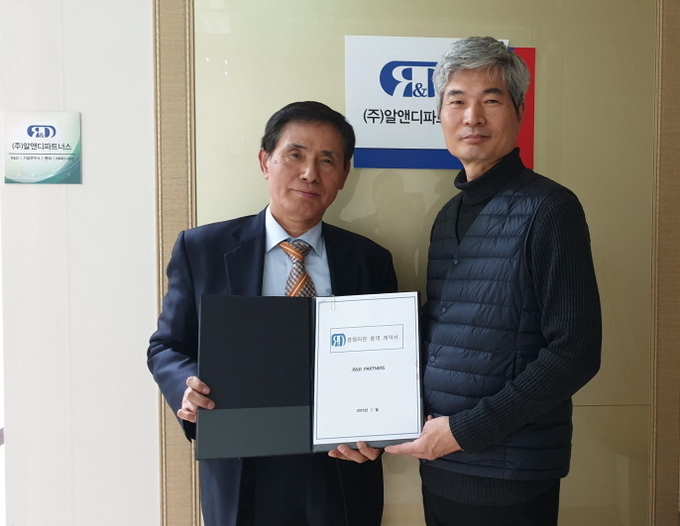 이노벤컨텐츠 김동원 대표(좌)와 (주)알앤디파트너스 김정곤 대표이사(우) 